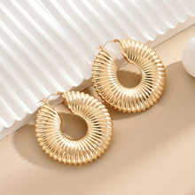 Load image into Gallery viewer, Golden Flower Pattern Hoop Earrings
